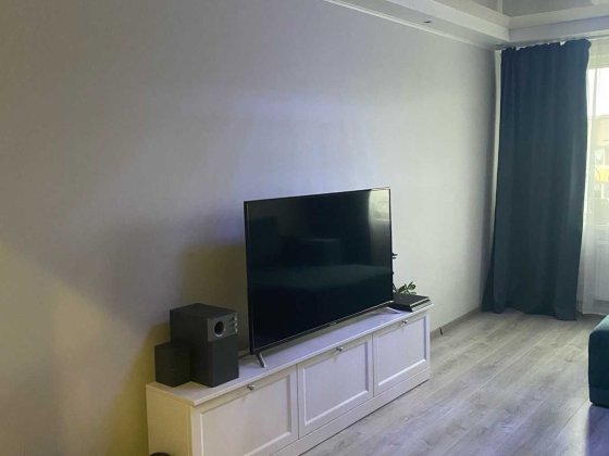 Трикімнатна квартира з усіма зручностями та меблями Смела