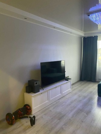 Трикімнатна квартира з усіма зручностями та меблями - фото 1