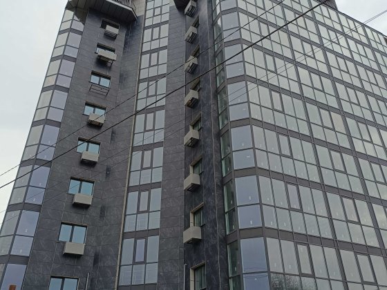 Новобудова 93кв.м центр міста 3-й поверх можливо під державну програму Умань