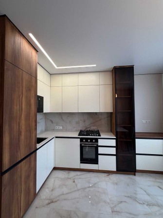 Продається сучасна квартира з дизайнерським ремонтом - фото 1