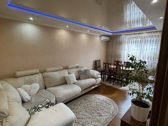 Продаж 3 кімнатної квартити. 66,4 м2 також два підвальні приміщення Хуст