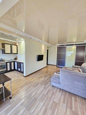 Продам 1-кім квартиру на другому поверсі, з меблями і технікою - фото 1