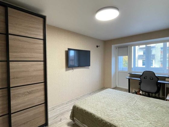 Простора 2-кімнатна квартира з кухнею-вітальнею. Хмельницький