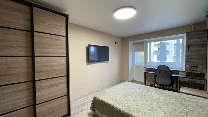 Простора 2-кімнатна квартира з кухнею-вітальнею. - фото 1