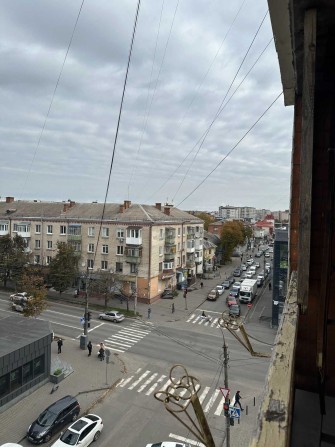 Продам 4-кімнатну квартиру в Центрі, цегляний будинок. - фото 1