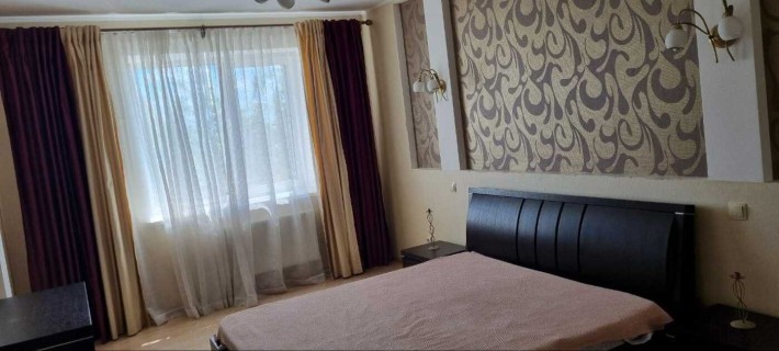 Продається простора 2-кімнатна квартира у престижному районі Виставка - фото 1