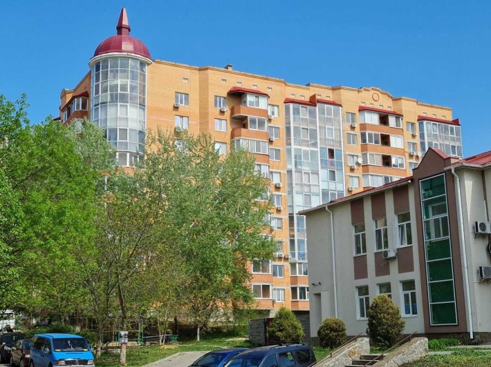 Продам ПРОСТОРУ 1 К  КВАРТИРУ (44м)  у Південноукраїнську. СВІТЛО. - фото 1