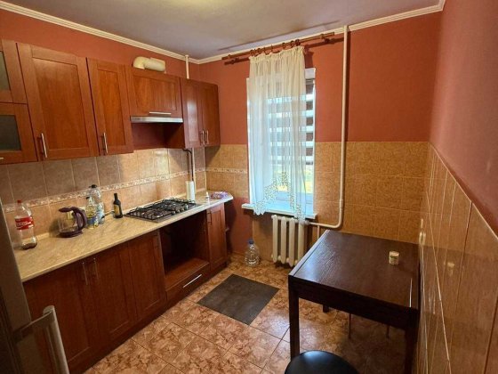 Дуже хороша квартира на Гречанах, стан заїджай  і живи. Хмельницький