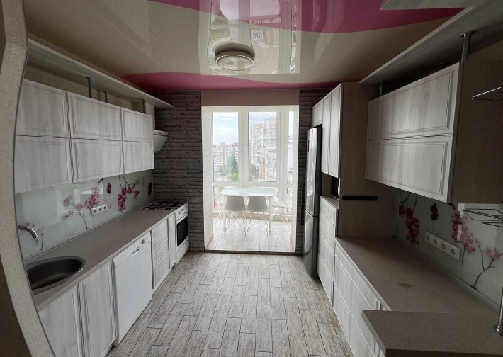 Продаж просторої 2 к квартири з виглядом на Озеро мін переоф - фото 1