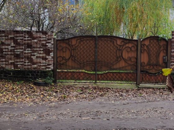 Новобудова в живописному місці на березі озера Пряжов