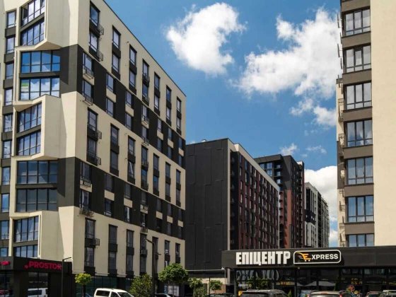 Простора однокімнатна з видом на річку Угорники