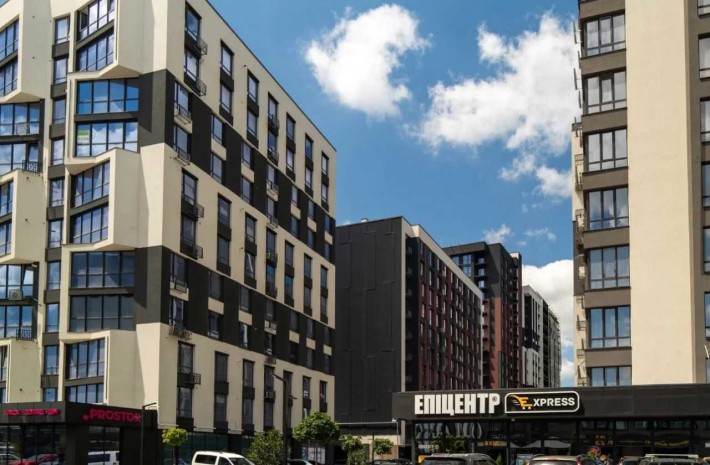 Простора однокімнатна з видом на річку - фото 1