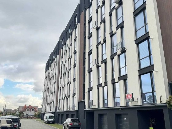 Простора трикімнатна в ЖК "Шоколад" ! Угорники