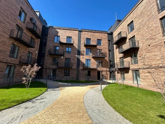 Продам 2-кімнатну квартиру. Будинок здається цього року. Крихівці