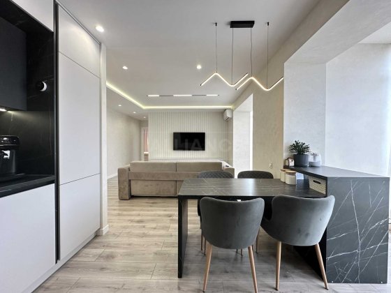 Продаж шикарної 3-км квартири із Кухнею-студією! в Сучасному ЖК. Угорники