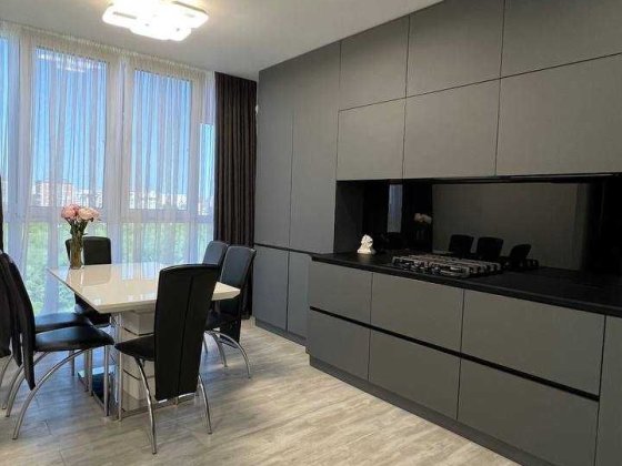 Унікальна видова квартира з дизайнерським ремонтом та видом на річку Угорники