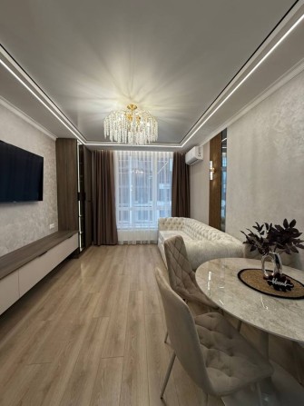 Комфортна та укомплектована 2 кім кіартира в закритому ЖК поруч з річк - фото 1