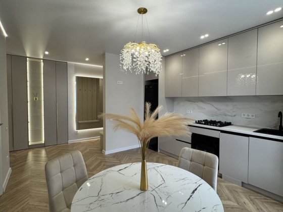 Стильна квартира біля Озера в Жк Міленіум Криховцы