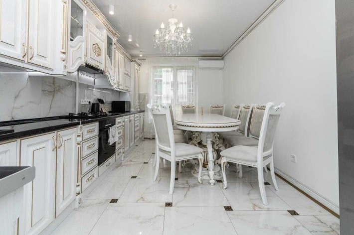 Елегантна квартира з меблями та технікою в містечку закритого типу - фото 1