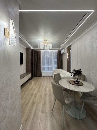 Стильна 2 кімнатна квартира на 4 поверсі, кухня- студія+ 2 спальні - фото 1