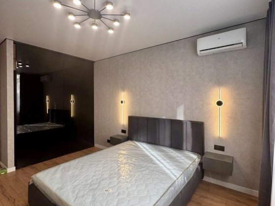 Квартира з гарним новим ремонтом та меблями. Зданий будинок Святопетровское