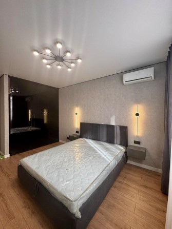 Квартира з гарним новим ремонтом та меблями. Зданий будинок - фото 1