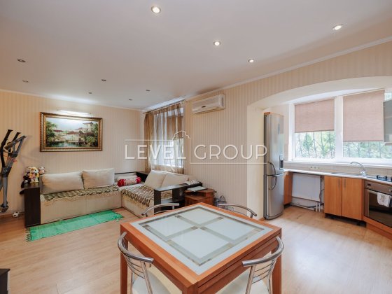 Продаж 2-кімн. квартири 80 м2, з ремонтом та гаражем в смт Глеваха Глеваха