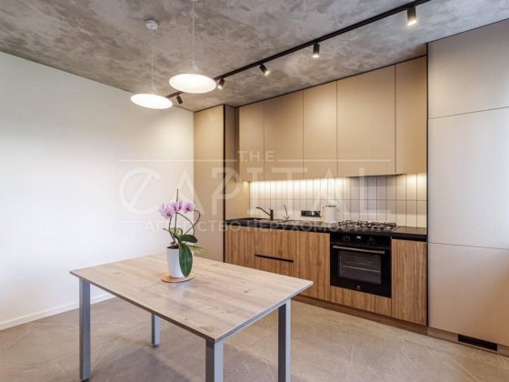 Продаж квартири, Хотів Хотов