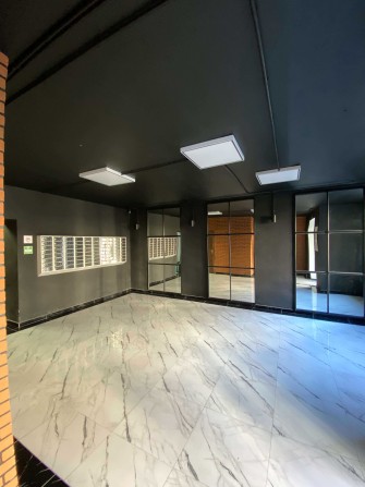 Велика 3трикімнатна квартира в цегляному газовому будинку - фото 1