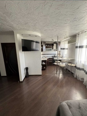 Продам трёхкомнатную квартиру с евроремонтом! - фото 1