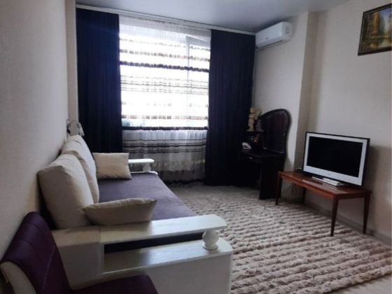 Продам хорошую однокомнатную Жк 7 Небо! Средний этаж! Укомплектована!