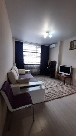 Продам хорошую однокомнатную Жк 7 Небо! Средний этаж! Укомплектована! - фото 1