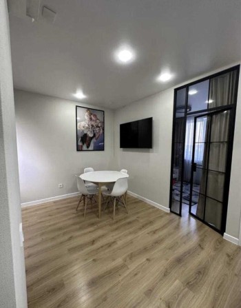 2 кім.квар. В 53 Перлині на 3му поверсі.З чудовим ремонтом. 43м2. - фото 1