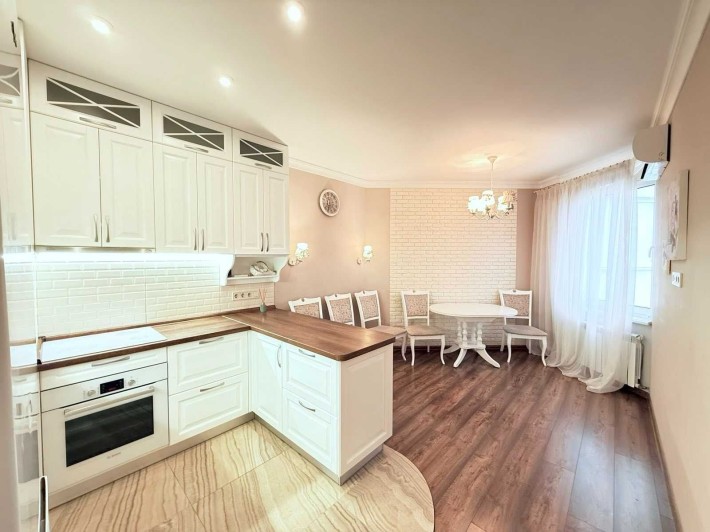 Продам 2 комнатную с новым ремонтом и с ПАРКО местом ЖК Радужный - фото 1