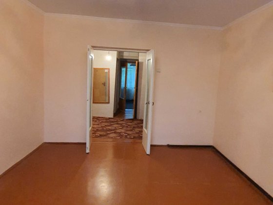 Продам 2-х кімн. Квартиру у смт. Кельменці. ВЛАСНИК.