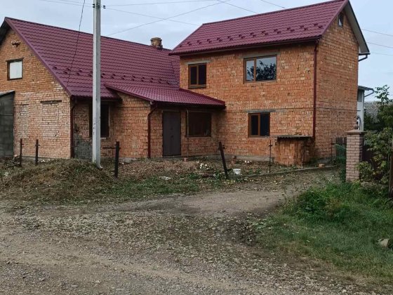 Продам 1/2 будинку в смт  Лужани.