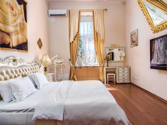 Раздельная двухкомнатная квартира с балконом в центре Одессы. Одесса