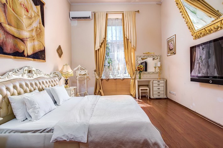 Раздельная двухкомнатная квартира с балконом в центре Одессы. - фото 1