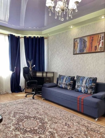 велика 1 кімнатна 47м2 в центрі Бучі - фото 1