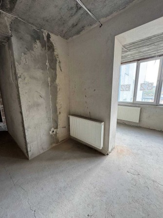 Продам квартиру в центрі з частковим ремонтом - фото 1