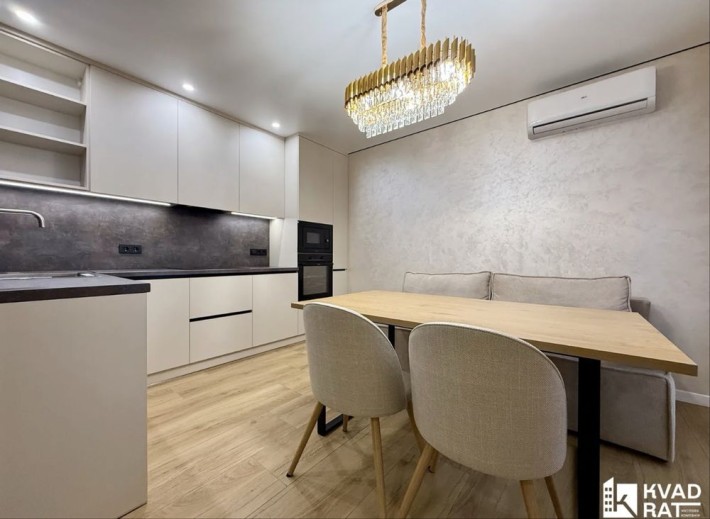 Простора укомплектована 2кім квартира +кухня студія - фото 1