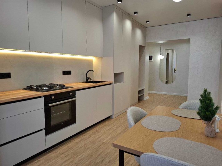 Простора однокімнатна квартира (євродвушка) - фото 1