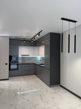 Продаю стильну 2-кімнатну з кухнею-студією - фото 1