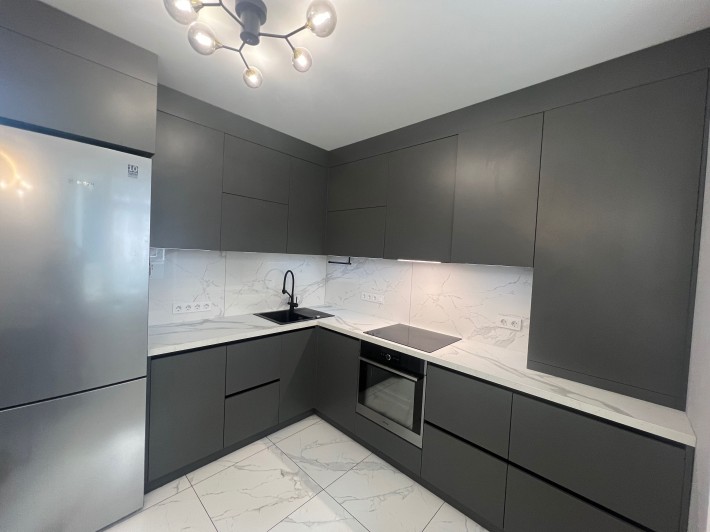 Продаж сучасної  2к квартири з дизайнерським ремонтом у Вишневому - фото 1