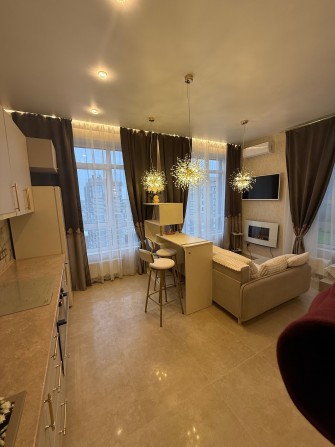 Квартира з ремонтом з власною ТЕРАСОЮ міні 2 кім . - фото 1