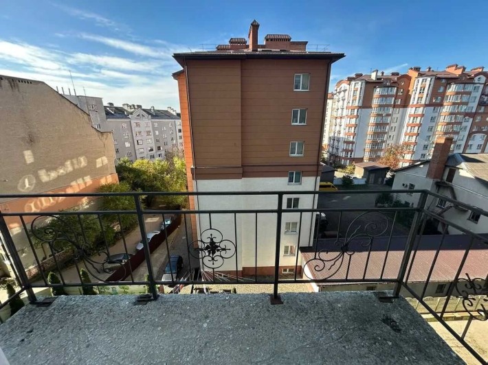 Готова до ремонту 1км з балконом! Обжитий будинок - фото 1