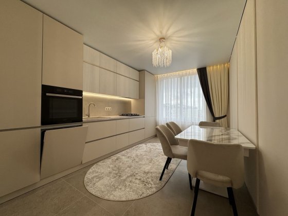 Центр міста, стильна 1.5 кімнатна з меблями та технікою – вид на гори! Івано-Франківськ