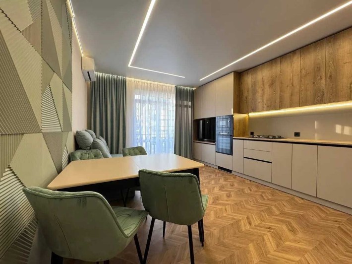 Функціональна та стильна двокімнатна в центрі! - фото 1