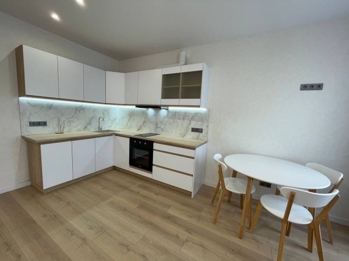 Укомплектована велика квартира-студія біля лісу.Мінімальне оформлення! - фото 1