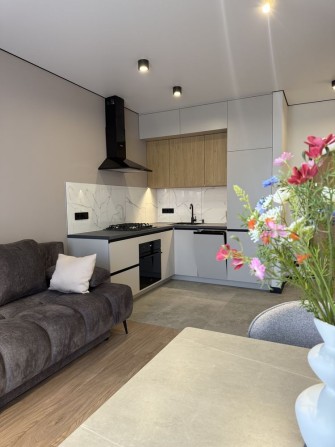 Новий ремонт, ніхто не жив! Євро 2-к з балконом та газом! - фото 1